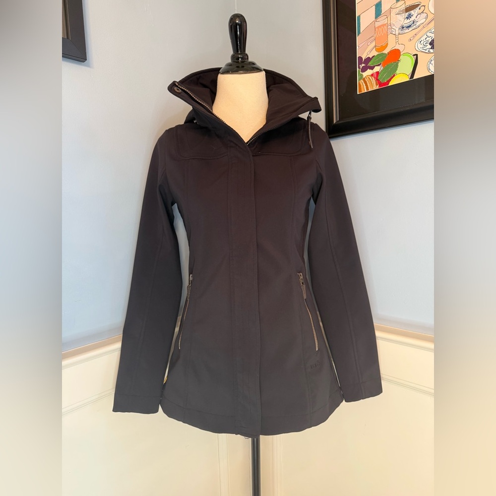 Lolë Women's Mid-length Water-Resistant Softshell Jacket with Hood Sz XS